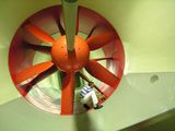 Bevor im Windkanal DNW-NWB mit einer Antriebsleistung von 1,6 Megawatt Windgeschwindigkeiten von bis zu 300 km/h erzeugt werden, berprft Thomas Lser, Versuchsingenieur im Deutschen Zentrum fr Luft- und Raumfahrt, die Geblseschaufeln. 