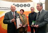 Prof. Dr. Christoph Stlzl bei der bergabe der Bewerbungsschrift an Staatssekretr Dr. Josef Lange im Niederschsichen Ministerium fr Wisenschaft und Kultur. Im Hintergrund zu sehen: Brgermeisterin Inge Kkelhan (links) und Kulturdezernent Wolfgang Laczny