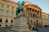 Das neue erbaute Braunschweiger Residenzschloss mit der Reiterfigur von Herzog Carl Wilhelm Ferdinand. 