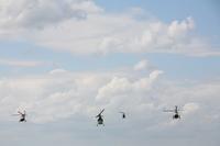 Foto: Helikopter in Formation bei der Deutschen Premiere des Helikopter-Streichquartetts von Karlheinz Stockhausen in Braunschweig