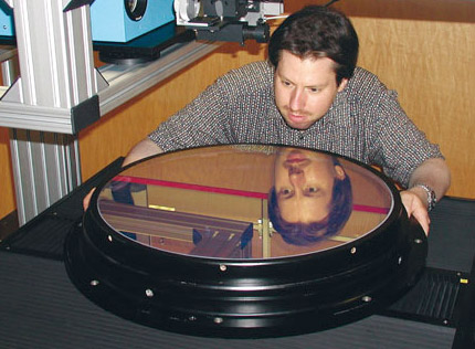 Im PTB-Labor fr "Form- und Wellenfrontmetrologie" bleiben Ralf Geckeler auf seinen Spiegeln selbst Hhenunterschiede von 0,2 Nanometern nicht unbemerkt. PTB